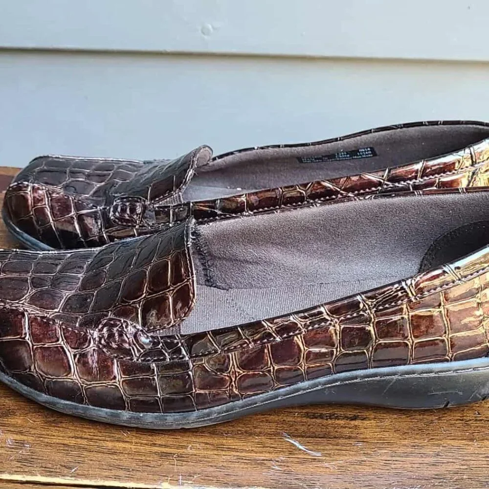 Clarks Bendables Brown Faux Croc Embossed Slip On Loafers size 7 1/2